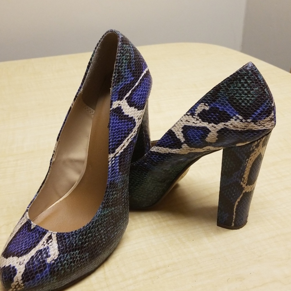 Ladies Multiple Color Shoes - Picture 3 of 4